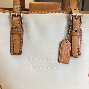 Coach grab bag ! Vintage white/patent black/ jacqu